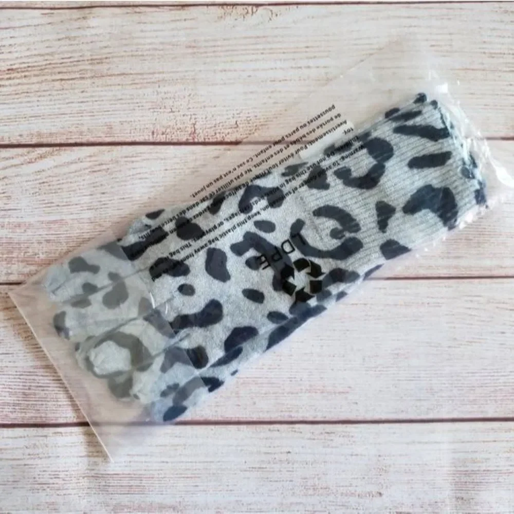 LOFT 100% Cashmere Leopard Animal Print Gloves Light Grey Black Luxury